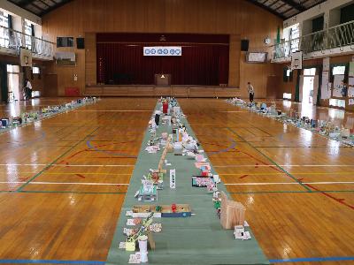 夏休み作品展のために並べられた児童たちの作品。