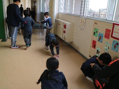廊下を掃除する児童たち