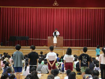 選任式で選任されている児童の画像。