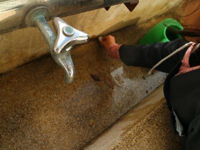 中庭の手洗い場を掃除する児童の様子