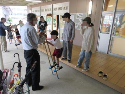 竹馬に乗っている様子です。