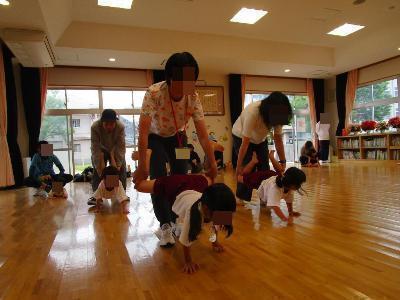 親子ふれあい体操の様子です。