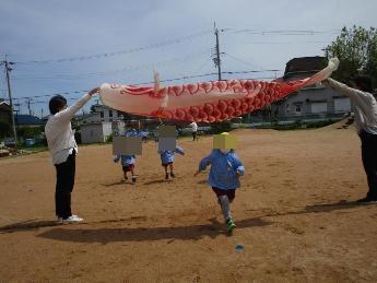 4歳児が元気いっぱい走っている様子です