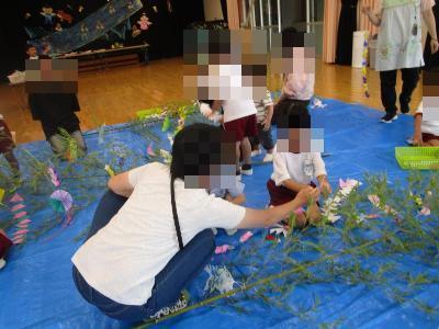 親子で笹飾りをしている