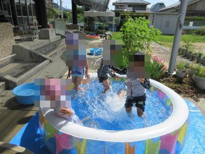 水のかけあいをしているよ