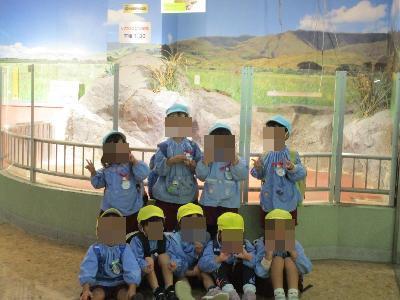 年長児、年少児で記念撮影をしている様子です。