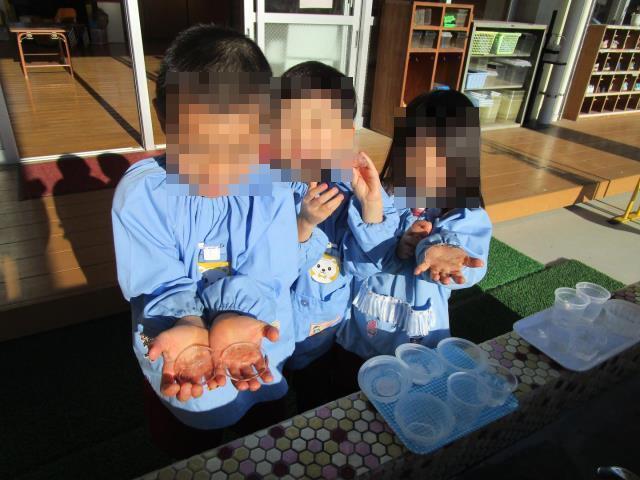 できた氷を手に持っています。