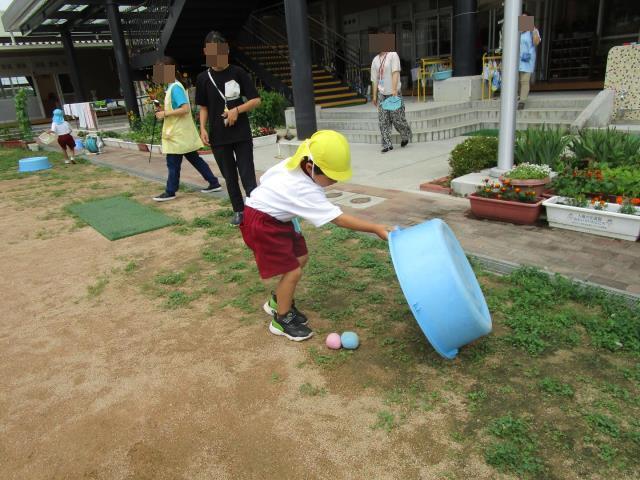 園庭で宝探しをしている様子です