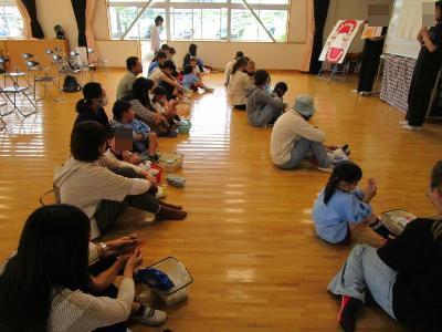 歯磨きの方法を教えてもらい親子で実践している様子です
