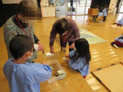 ゆうあいさんと子ども達の交流の様子です。
