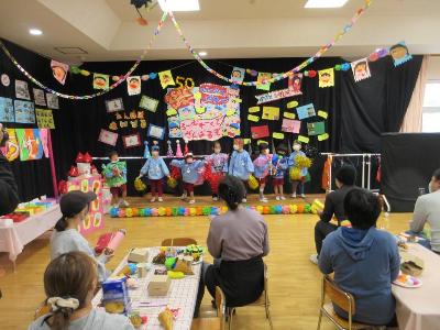 こども達が保護者の方をおもてなしをする様子です。