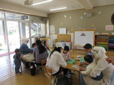 親子で制作に取り組む様子です。