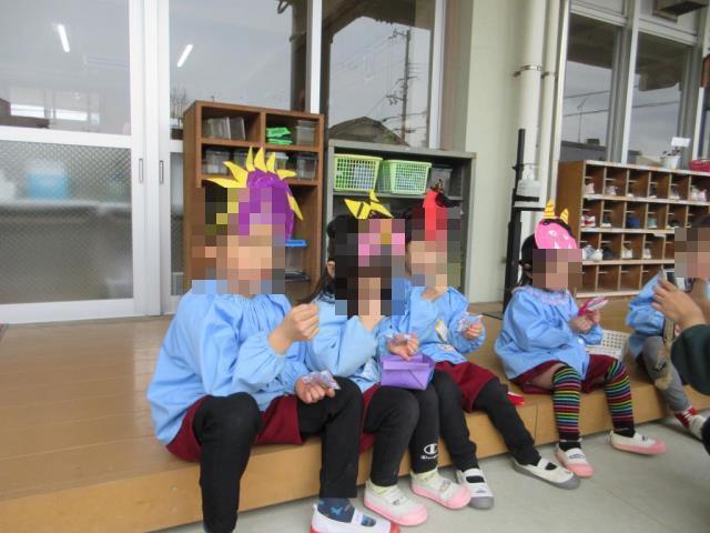 イワシのお菓子を食べています
