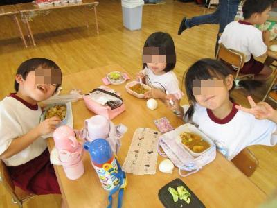 カレーを食べています
