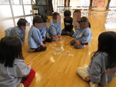 子ども達がカルタを真剣に見る様子です。