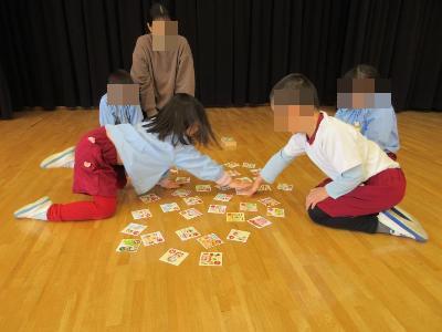 子ども達がカルタを取り合う様子です。