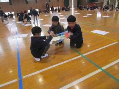 小学生と一緒にかるた遊びをしています