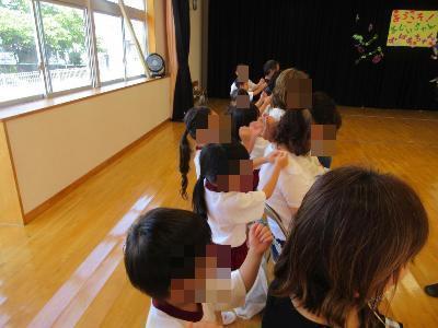 こども達が肩たたきをする様子です。