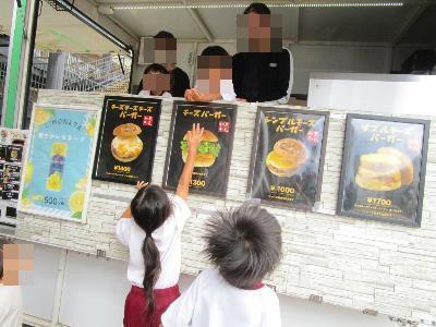 ハンバーガー屋さんになりきって遊ぶ様子です。