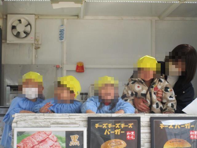 キッチンカーでハンバー屋さんごっこをしています。