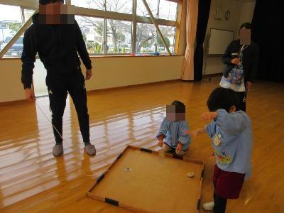 こま回しに挑戦する子ども達。