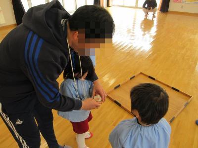 コマ回し名人から、コマ回しのコツを教えてもらう様子です。