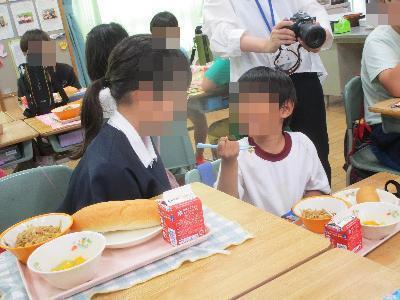 園児と小学生が一緒に給食を食べる様子です。