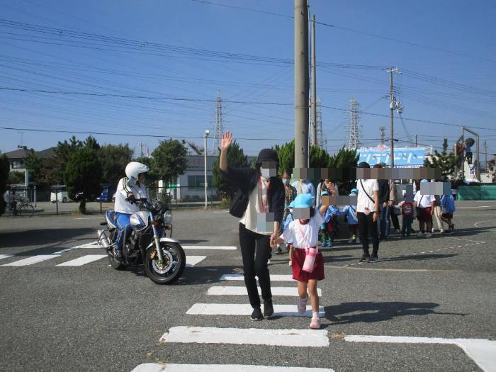 横断歩道を渡っています。