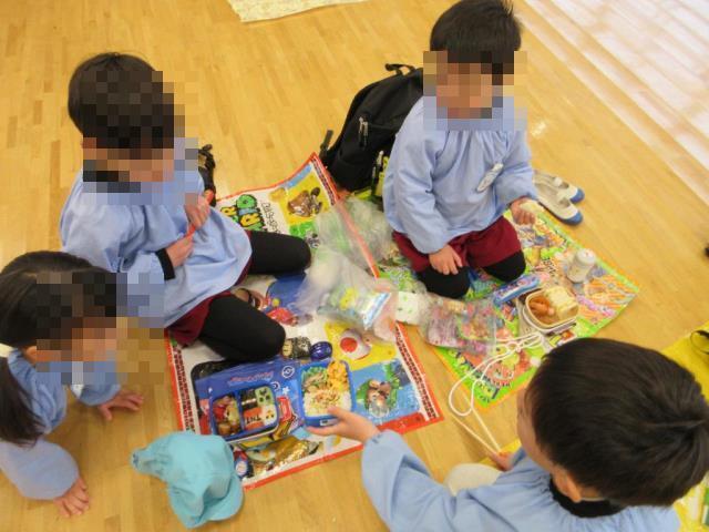 みんなでお弁当を食べています