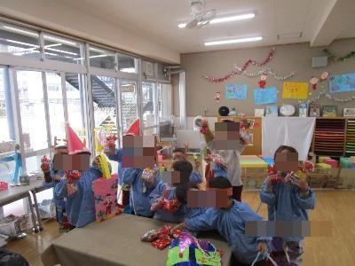 プレゼントを見つけて喜ぶこども達の様子です。