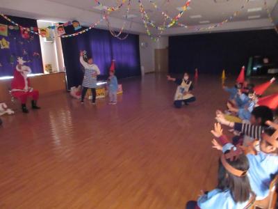 サンタさんと楽しい時間を過ごすこども達の様子です。