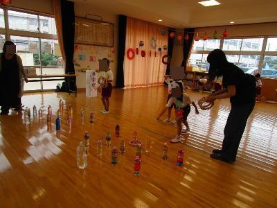 ボウリング遊びをしています