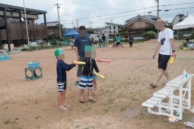水鉄砲で的当てをしています