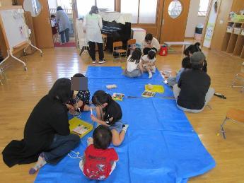 パカポコに親子で絵をかいている様子です。