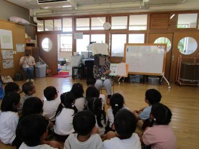 絵本の読み聞かせをしていただいています