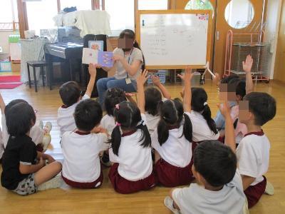 絵本の読み聞かせをしていただいています