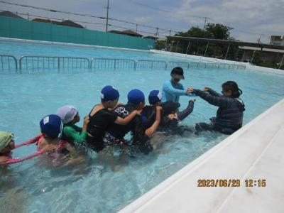 プールで遊んでいる様子です。