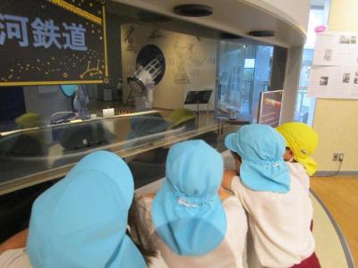 プラネタリウム宇宙館を見学しています
