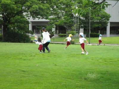 芝生広場で遊んでいます