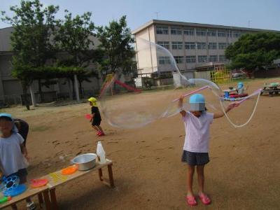 大きなシャボン玉を作って遊んでいます