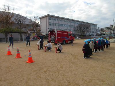 消防自動車見学をしています