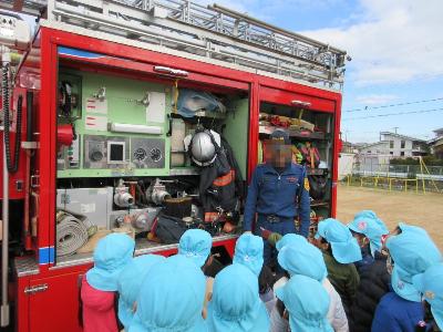 消防自動車についてお話を聞いています
