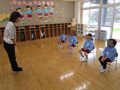 園長先生のお話を聞く年長児の様子です。