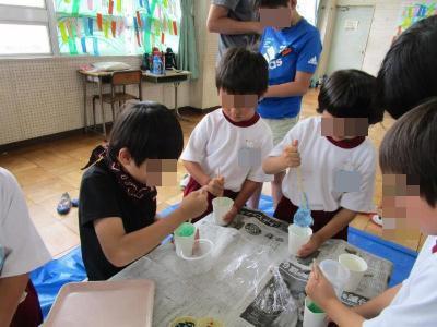 小学生と一緒にスライムを作っています