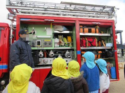 消防自動車の説明を聞いている様子です。