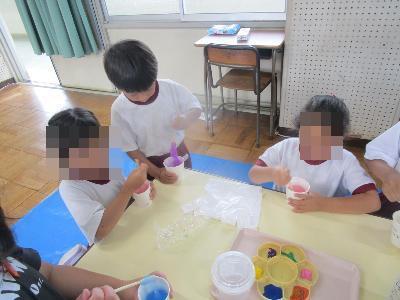 園児たちがスライム作りをする様子です。