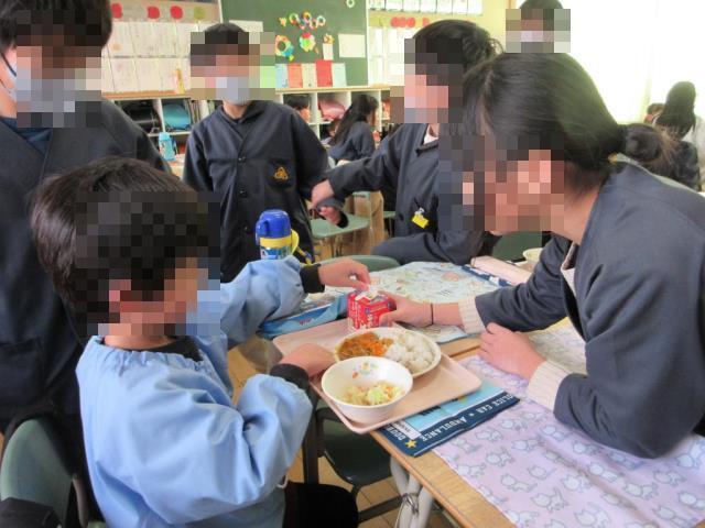 小学生に牛乳パックの開け方を教えてもらっています。
