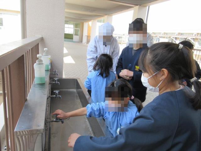 小学生と手を洗っています