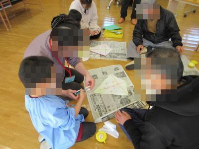 ボランティアさんに凧作りを教えてもらってる様子です。