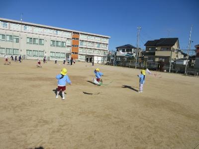 子ども達が凧あげを楽しむ様子です。